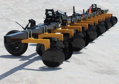 Side view 12-row toolbar with bedding hipper assemblies