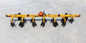 Front view 6-row toolbar with bedding hipper assemblies