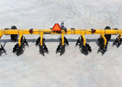 Front view 6-row toolbar with bedding hipper assemblies