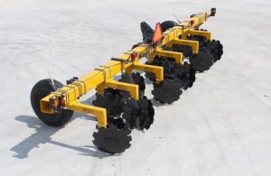 Side view 6-row toolbar with bedding hipper assemblies