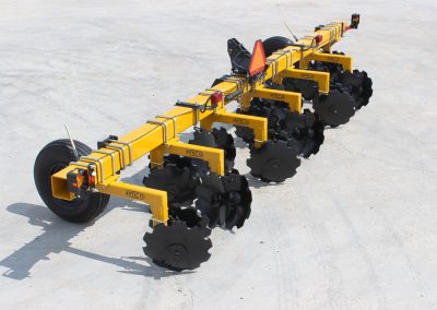 Side view 6-row toolbar with bedding hipper assemblies