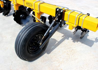 Closeup of wheel on 6-row toolbar with bedding hipper assemblies